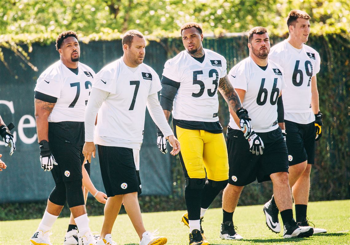 Steelers OL with QB Ben Roethlisberger