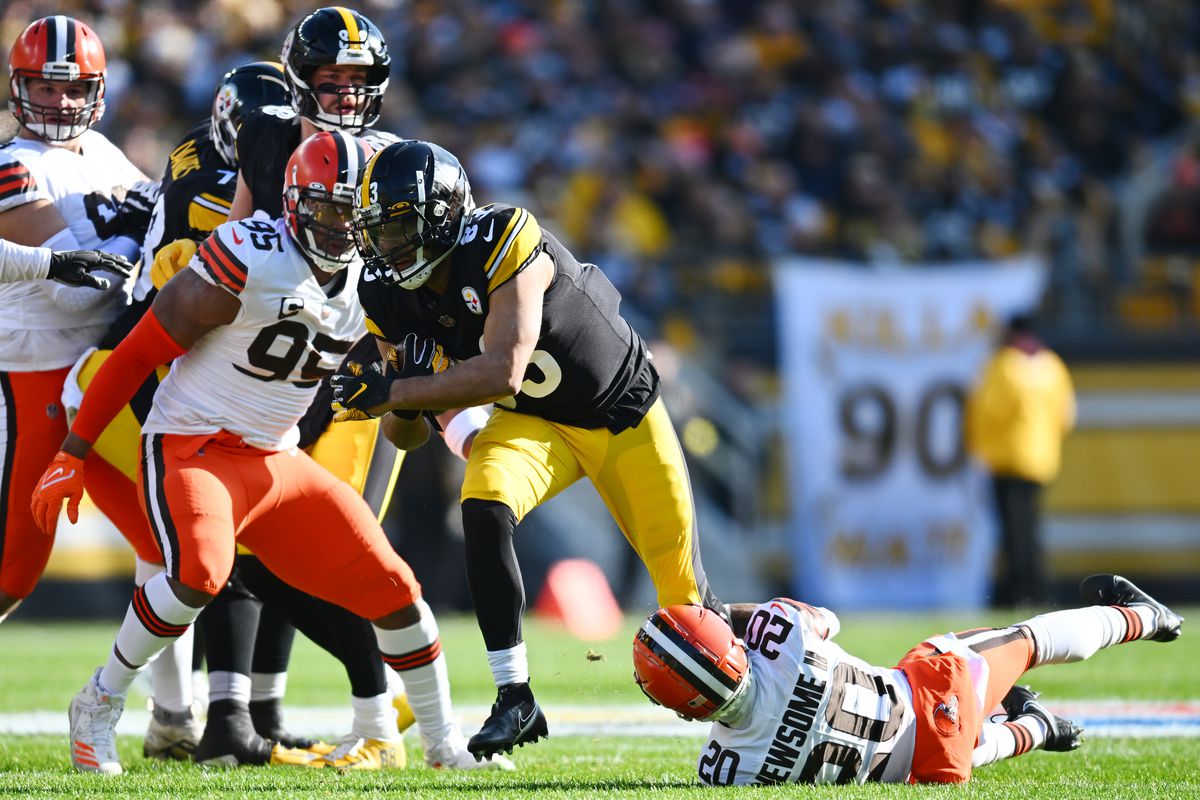 Pittsburgh Steelers tight end Connor Heyward (83) makes a catch during  practice at NFL football training camp in Latrobe, Pa., Monday, Aug. 15,  2022. (AP Photo/Keith Srakocic Stock Photo - Alamy