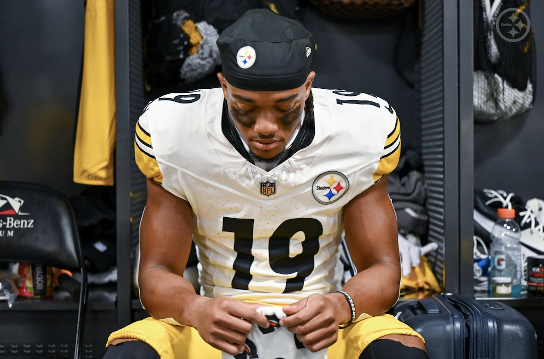 Steelers' Calvin Austin III Trolls Ref With Hilarious Message After Awful  Call