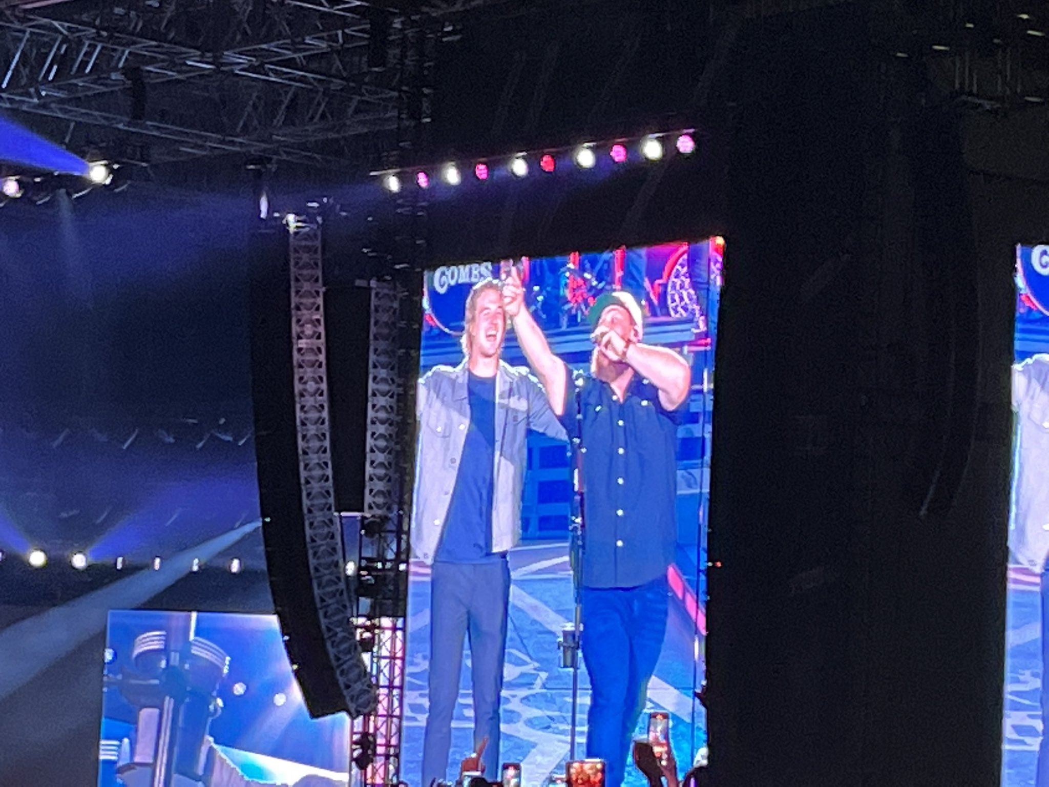 Steelers' Kenny Pickett Absolutely Slams A Beer With Luke Combs; Plus A