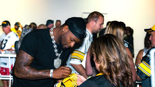 Former Steelers running back Le'Veon Bell signs autographs at the Terrible Tailgate in Las Vegas in 2023 Former Steelers running back Le'Veon Bell signs autographs at the Terrible Tailgate in Las Vegas in 2023