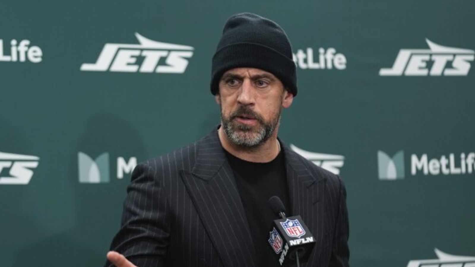  Steelers Target Aaron Rodgers Knows Jets Tenure Was An "Embarrassment" (Steelers News). Photo by AP News
