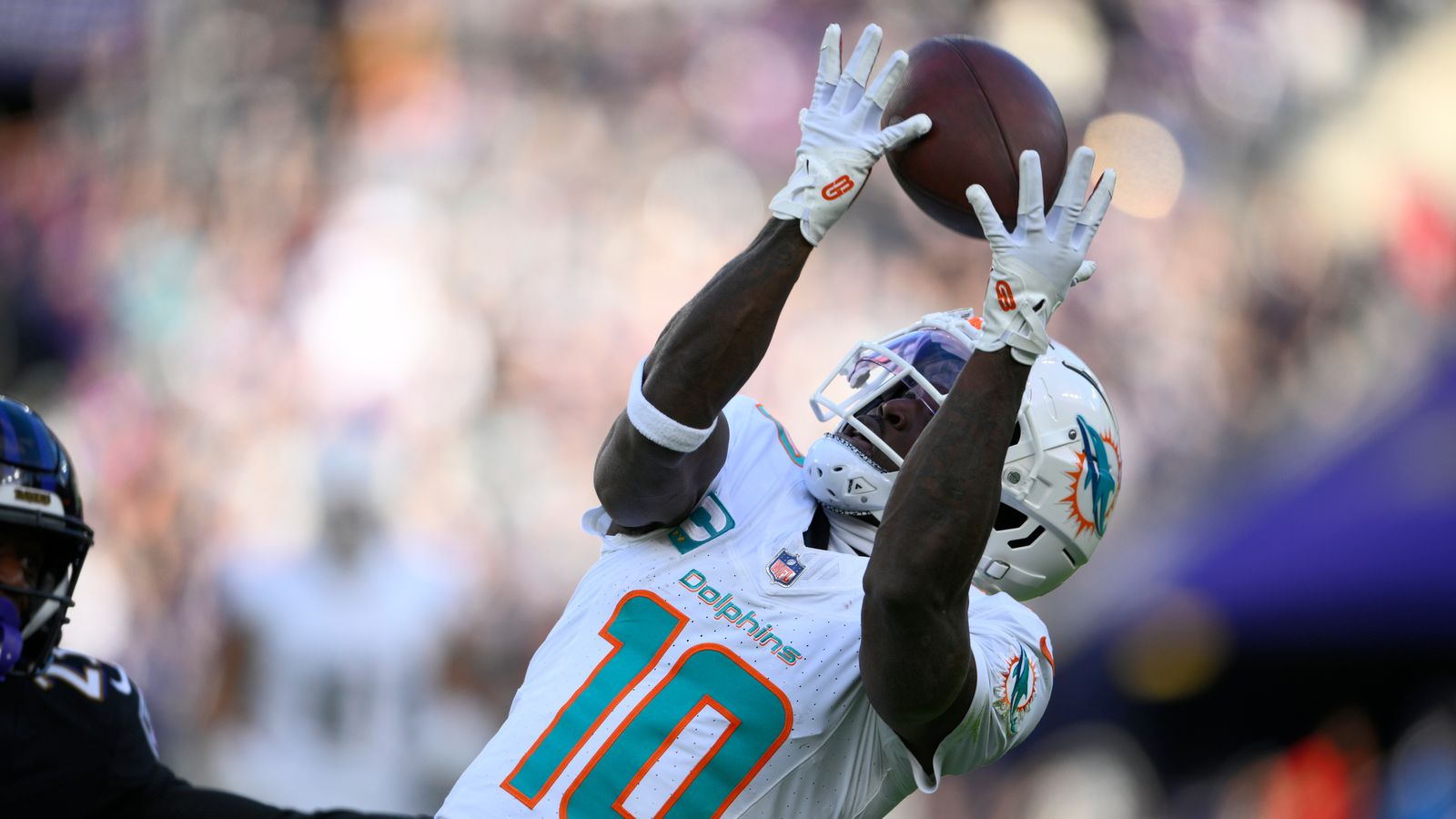 Steelers Fans Get Crucial Update On Pittsburgh's Level Of Interest In Dolphins WR Tyreek Hill (featured). Photo by Nick Wass / AP Photo