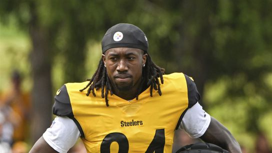 Steelers' Darius Slay Vows To Share Secret Techniques With Joey Porter Jr. For 2025 Breakout. Photo by AP Photo