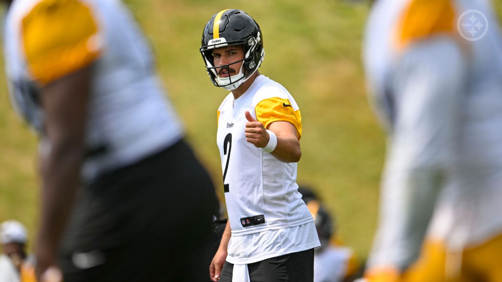Steelers' Mason Rudolph Got Called Out For "Glazing" Aaron Rodgers In Hilarious  Fashion