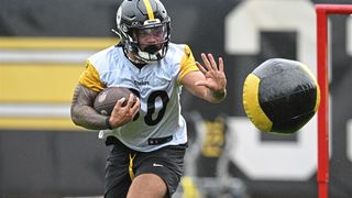 Steelers' Jaylen Warren Gets Hit With Controversial Comment From Ben Roethlisberger (Steelers News). Photo by Sebastian Foltz / Post-Gazette