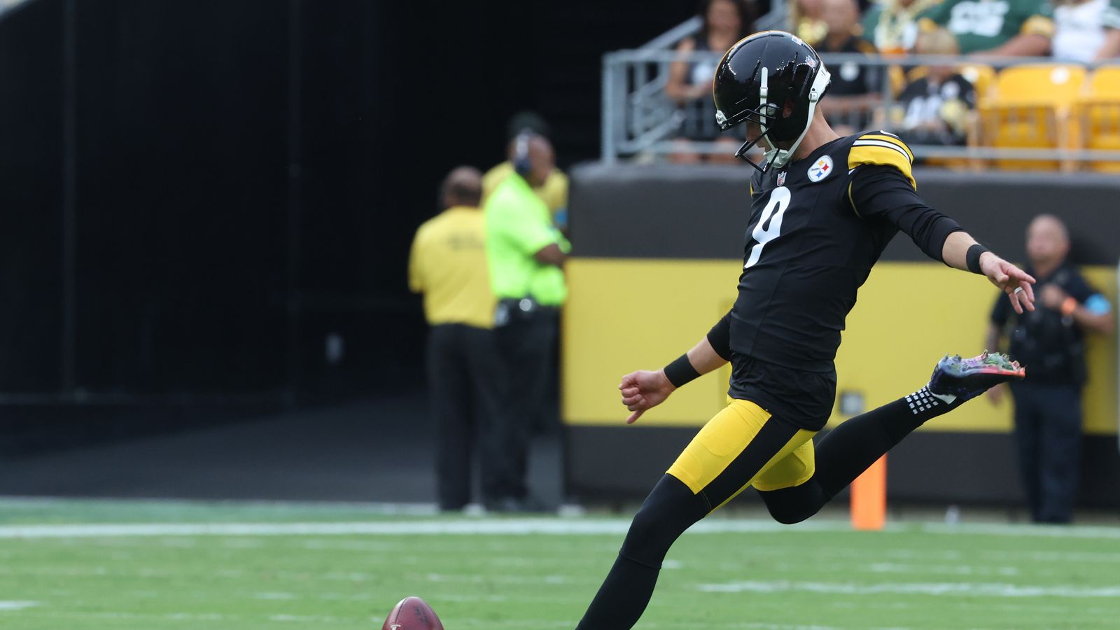 Steelers' Chris Boswell Has Secret To His Greatness Publicly Announced By Teammate (Steelers News). Photo by Charles LeClaire / Imagn Images