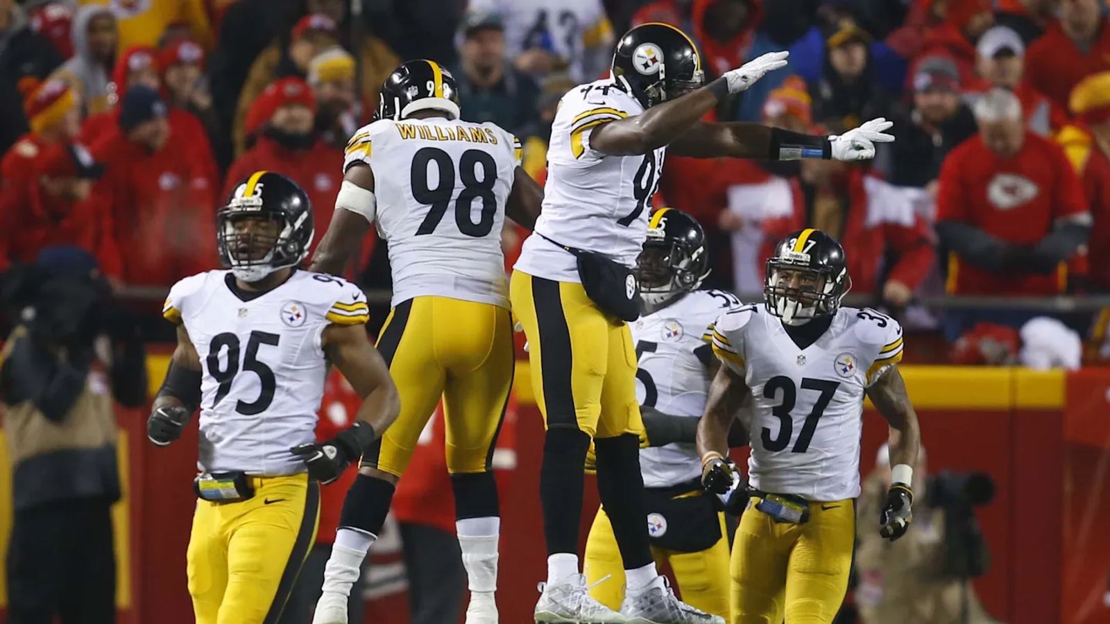 Former Steelers Fan Favorite Revealed Devastating Message From Hall Of Famer That Ended His Career (Steelers News). Photo by Jay Biggerstaff / Imagn Images