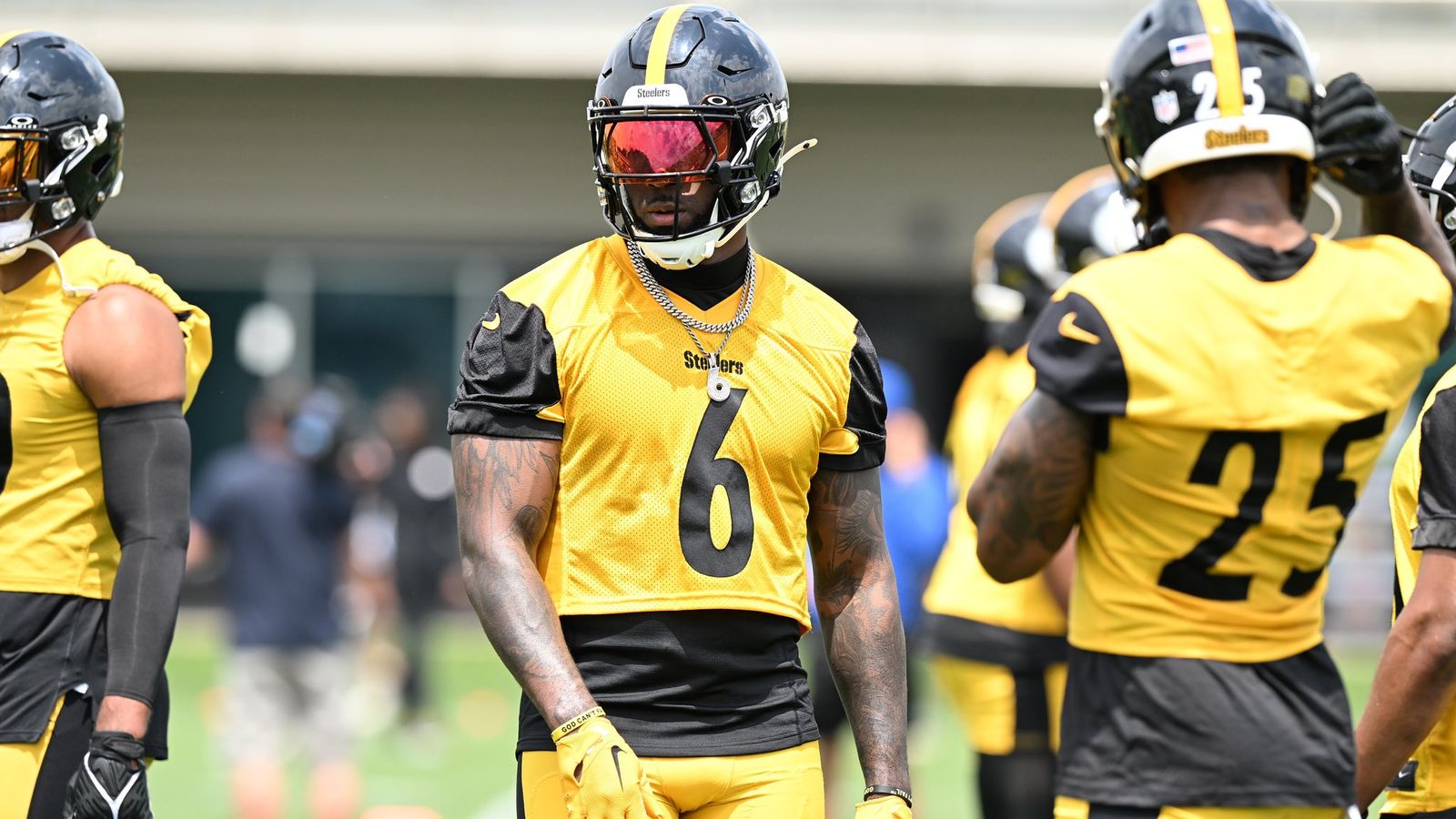 Steelers' Patrick Queen Reveals Profound Frustration Practicing Against Aaron Rodgers (Steelers News). Photo by AP Photo / David Dermer