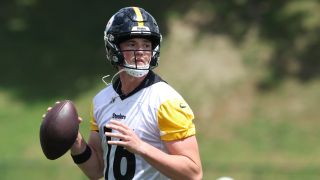Steelers’ Drew Allar Turns The Roller Coaster Upward With An Impressive Aaron Rodgers Assist (Steelers News). Photo by Charles LeClaire / Imagn Images