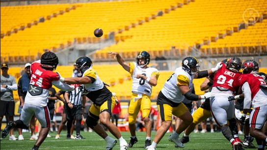 Quarterback Aaron Rodgers (8) throws a pass at joint practice vs. the Tampa Bay Buccaneers, August 14, 2025. Steelers Aaron Rodgers