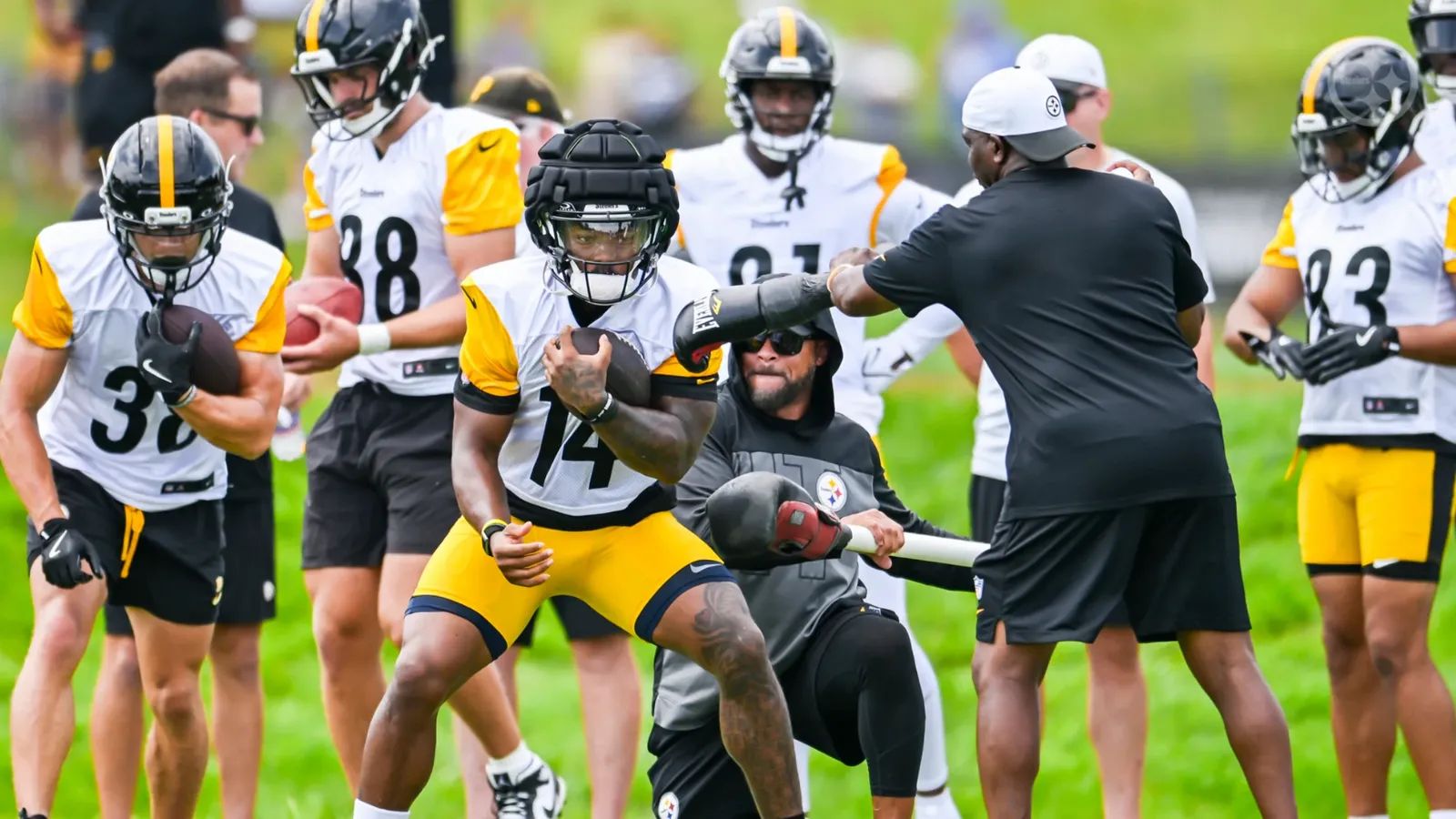 Steelers' Kenneth Gainwell Has Sincere Message For Anyone Doubting Him And Jaylen Warren (Steelers News). Photo by Alysa Rubin / Pittsburgh Steelers