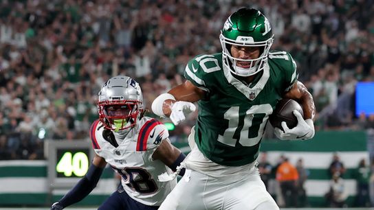 Jets Wide Receiver Allen Lazard Catches A Pass From Aaron Rodgers During A Game Against The New England Patriots on September 19, 2024 Jets Wide Receiver Allen Lazard Catches A Pass From Aaron Rodgers During A Game Against The New England Patriots on September 19, 2024
