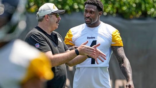 Steelers OC Arthur Smith talking to WR DK Metcalf during 2025 mini camp. 