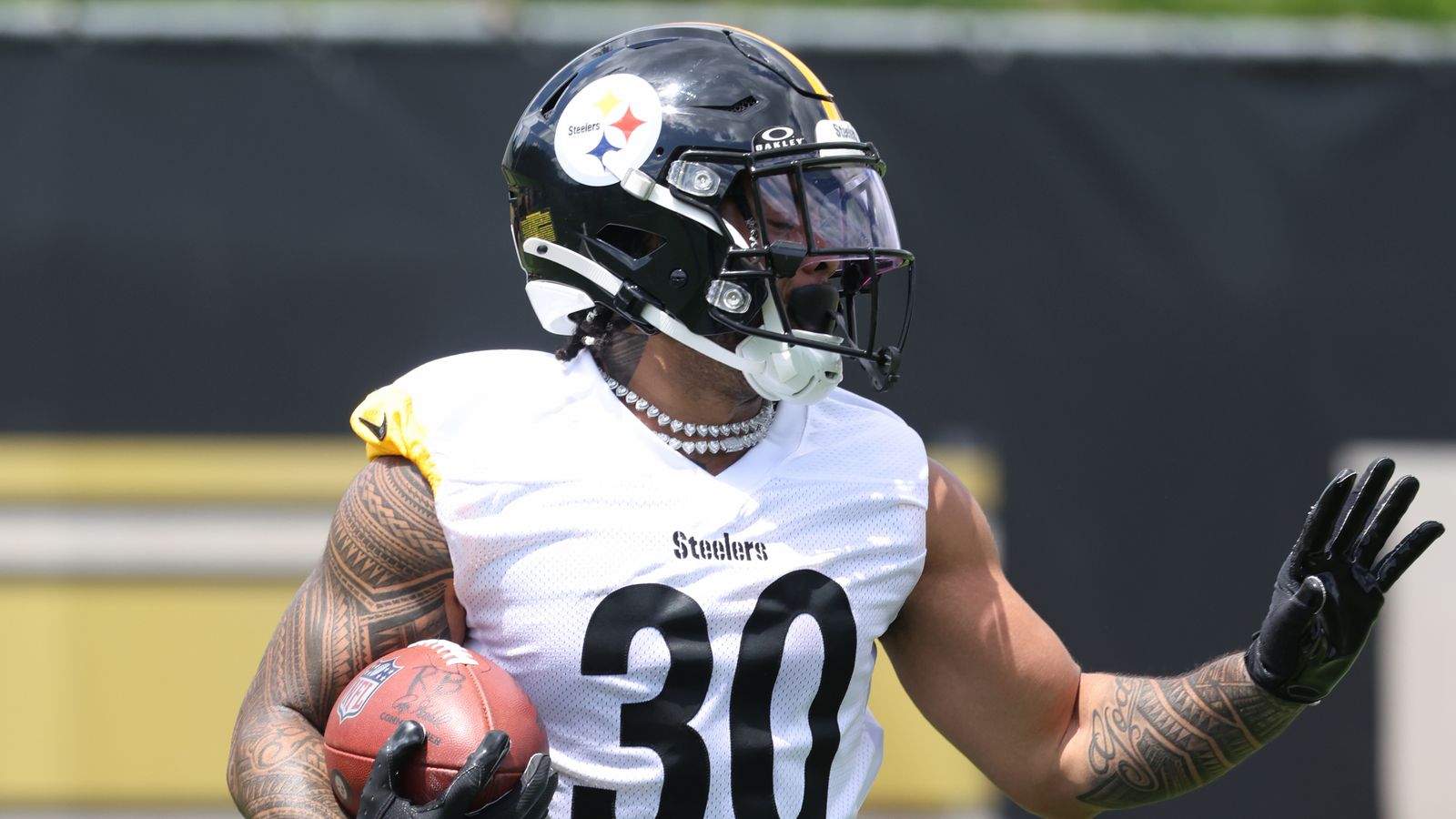 Steelers RB Jaylen Warren Not Impressed With First Padded Practice: "Not What We're Used To" (Steelers News). Photo by Charles LeClaire / Imagn Images
