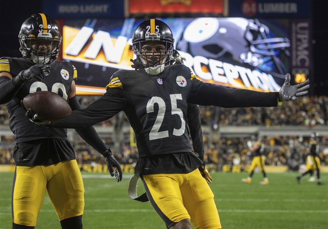 Witherspoon intercepts Baker Mayfield on Jan 3 2022 – Photo Pittsburgh Post Gazette
Witherspoon intercepts Baker Mayfield on Jan 3 2022 – Photo Pittsburgh Post Gazette