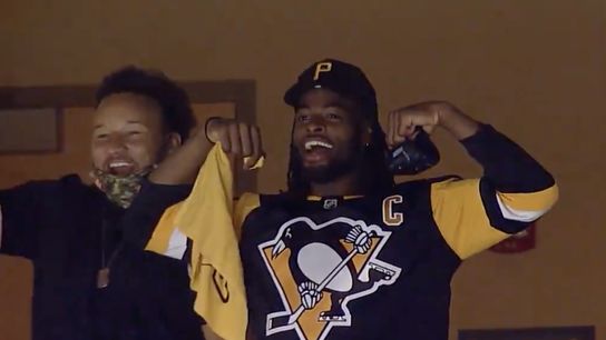 WATCH: Najee Harris and Kendrick Green at Penguins Playoff Game! (Steelers News)