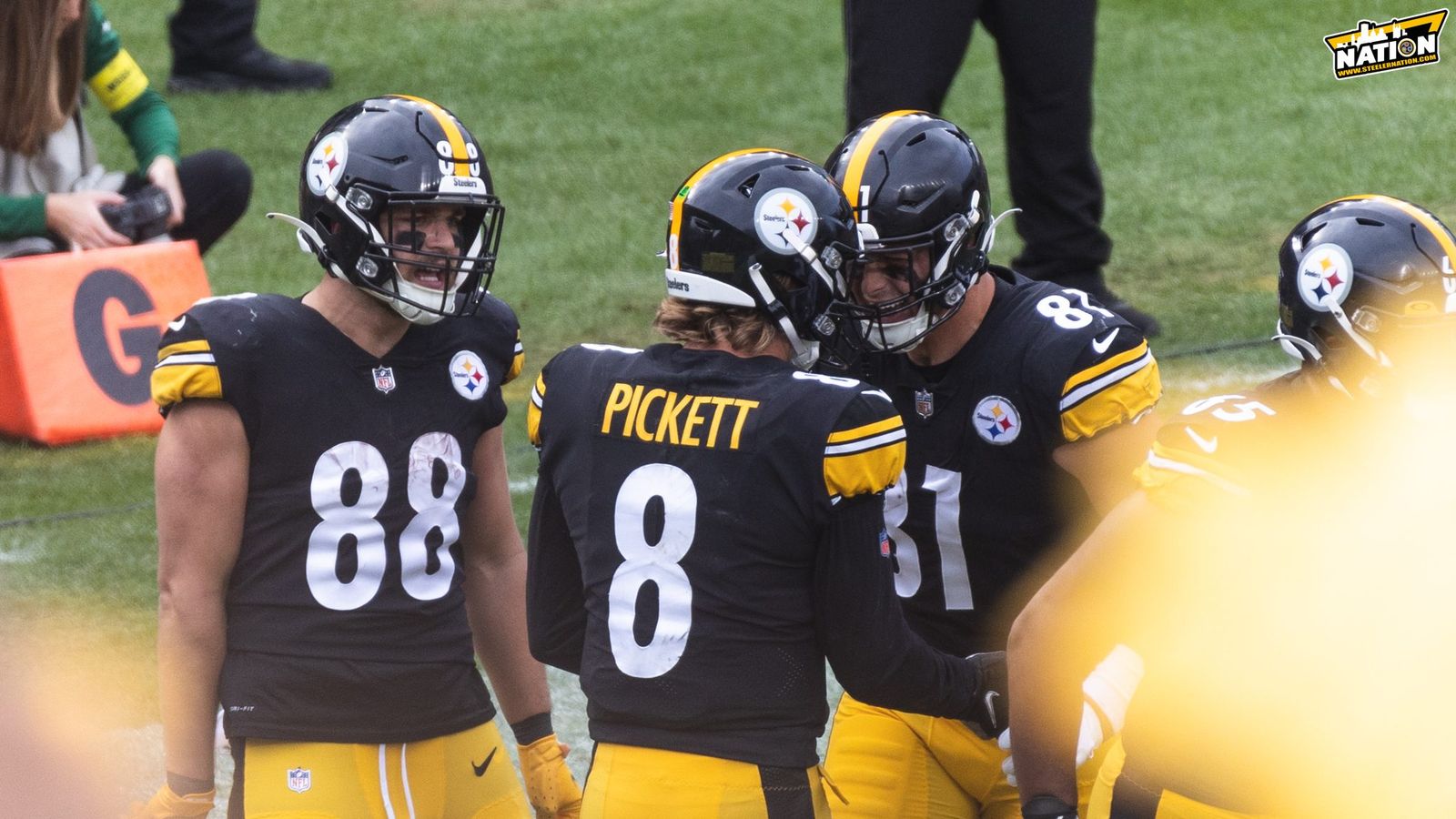 Pat Freiermuth Asked Steelers QB1 Kenny Pickett What To Do With Raiders  Star Maxx Crosby In Hilarious Exchange