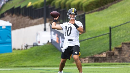 Pittsburgh Steelers quarterback, Mitch Trubisky (#10) throws a pass at training camp at Saint Vincent College in Latrobe, PA on July 28, 2022. | Twitter: @JSKO_PHOTO
Pittsburgh Steelers quarterback, Mitch Trubisky (#10) throws a pass at training camp at Saint Vincent College in Latrobe, PA on July 28, 2022. | Twitter: @JSKO_PHOTO