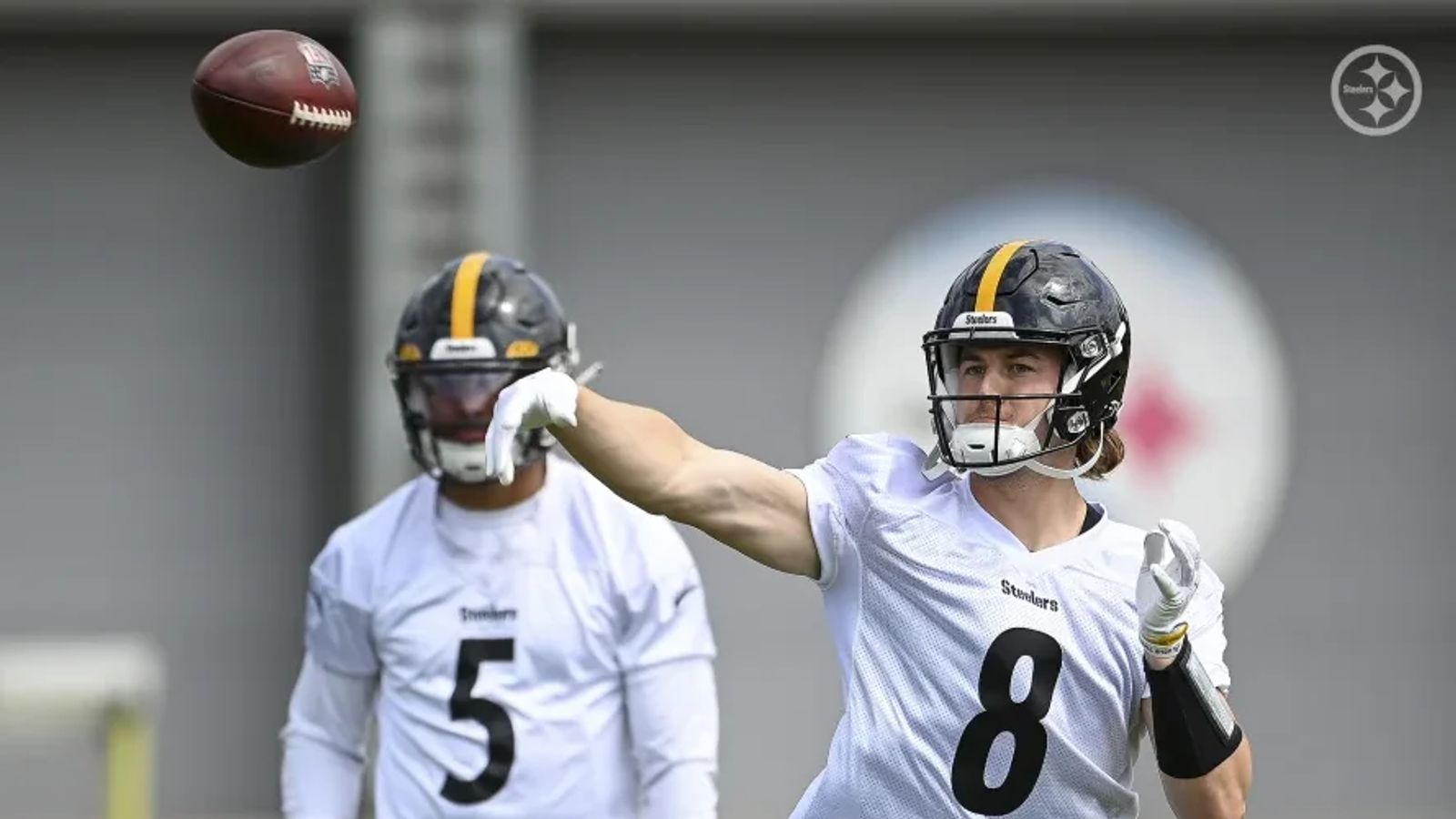 Steelers Officially Sign 1st Round Pick QB Kenny Pickett