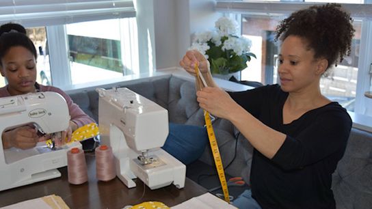 Kiya Tomlin Sewing Masks to Help Fight Pandemic (NFL News)