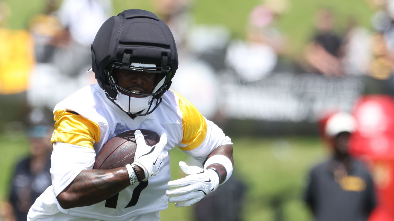 Steelers Rookie Germie Bernard Has An Aaron Rodgers Problem That Is Not Looking Good (Steelers News). Photo by Charles LeClaire / Imagn Images