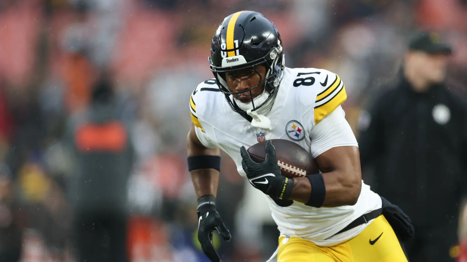 Steelers’ Best Option To Replace Jonnu Smith Is Hiding In Plain Sight (Steelers News). Photo by Scott Galvin / Imagn Images
