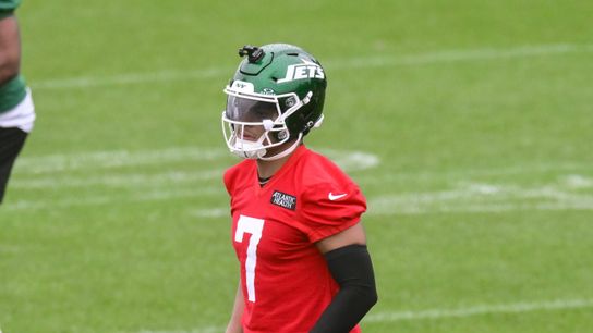 Former Steelers QB Justin Fields Carted Off Field During 1 Of The Jets' First Training Camp Practices. Photo by John Jones / Imagn Images