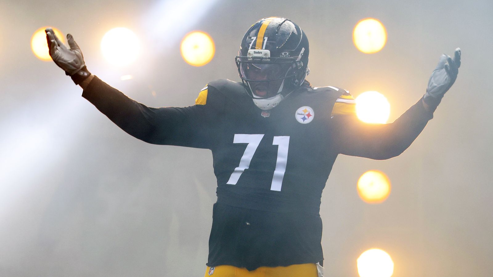 Ben Roethlisberger Offers Steelers' Max Iheanachor Fair Warning Following Rookie's First Start (Steelers News). Photo by Charles LeClaire / Imagn Images