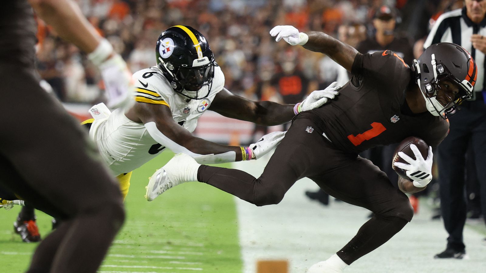 "Business Decisions": Patrick Queen Takes Ruthless Jab From Former Steelers LB For Cowardly Play (Steelers News). Photo by Scott Galvin / Imagn Images