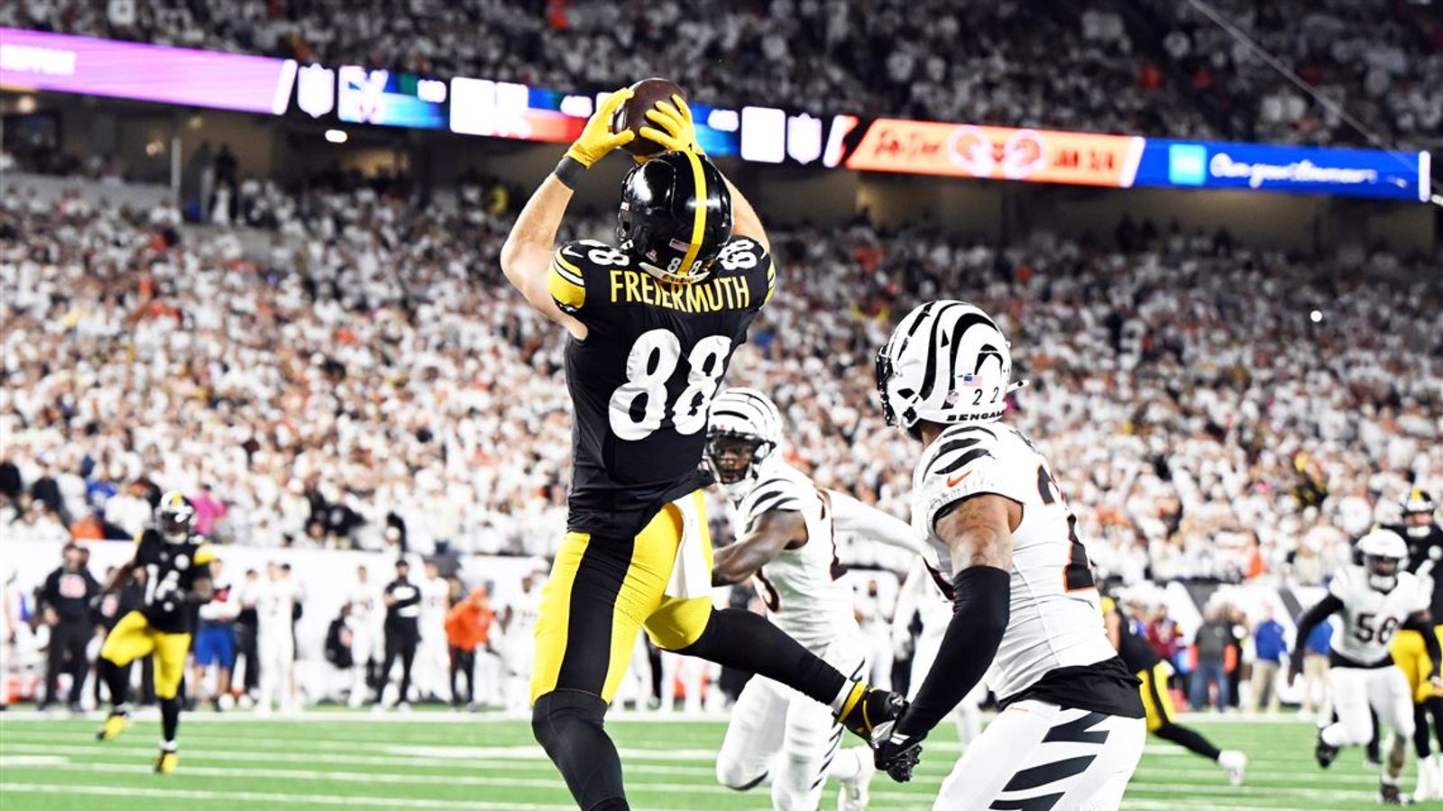 Steelers’ Pat Freiermuth Makes Revealing Statement On Why Will Howard Is Already Standing Out (Steelers News). Photo by Sebastian Foltz / Post-Gazette