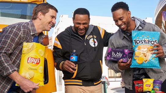 Former Pittsburgh Steelers running back and Hall of Famer, Jerome Bettis (middle) participates in a PepsiCo & Frito-Lay Super Bowl commercial with former New York Giants Super Bowl-winning quarterback, Eli Manning (left), and former New York Giants wide receiver, Victor Cruz (right). Steelers Jerome Bettis