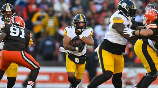 Steelers' Jaylen Warren runs the ball against the Cleveland Browns Steelers' Jaylen Warren