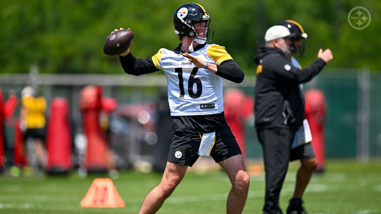 Steelers Watch As Rookie QB Drew Allar Learns Critical Lesson From Aaron Rodgers (Steelers News). Photo by Jordan Perez / Pittsburgh Steelers