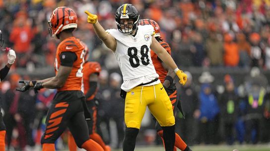 Steelers QB Aaron Rodgers Gets Honest About Pat Freiermuth's Mindset Amid Lack Of Targets. Photo by AP Photo / Carolyn Kaster