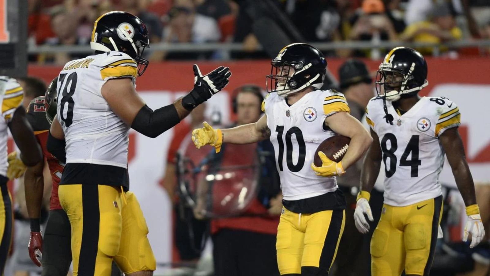 Former Steelers WR Slammed Antonio Brown For Disappearing While Fighting For Playoff Position (Steelers News). Photo by Associated Press