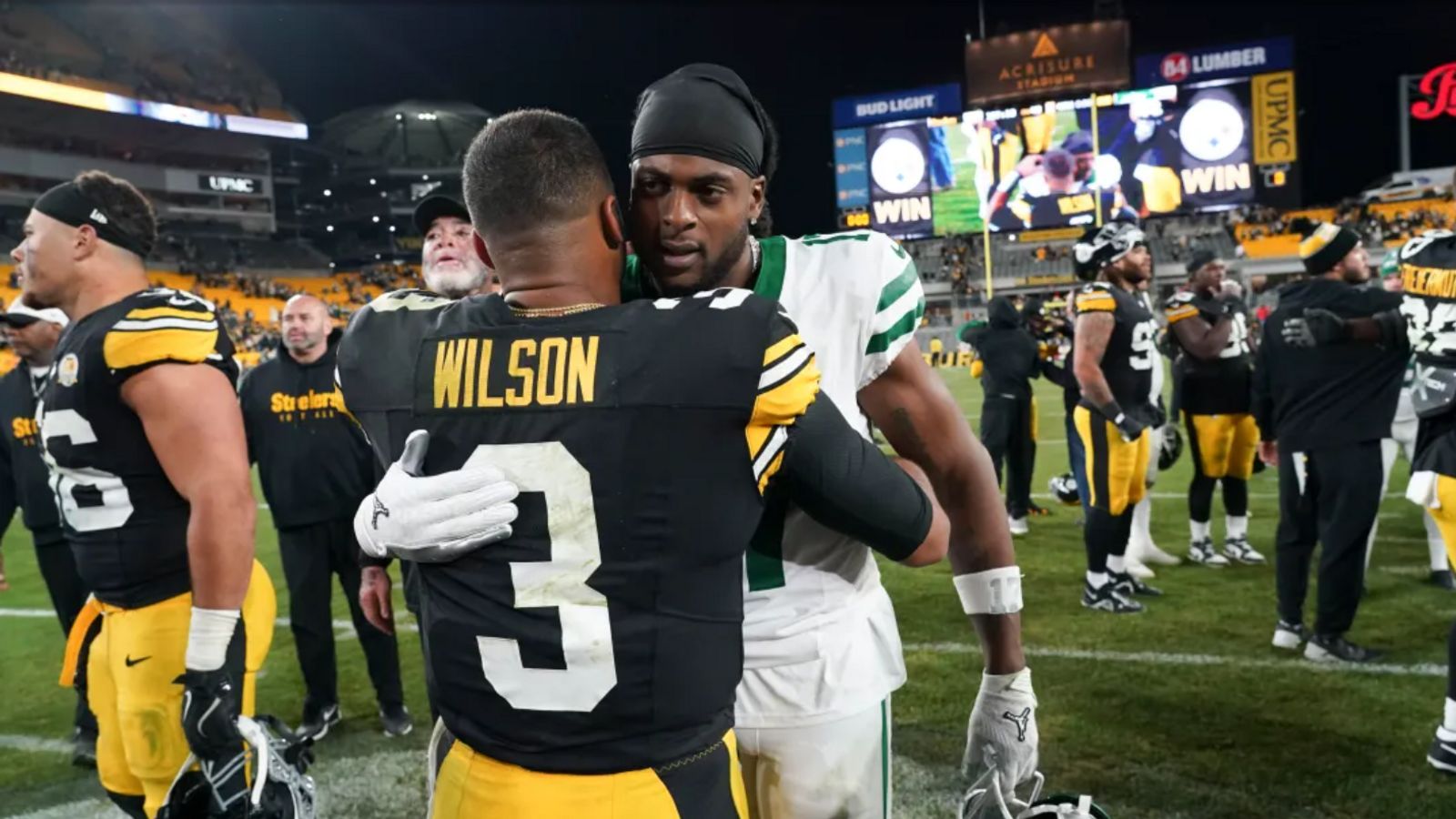 Woman Disrupts Steelers Jets Game by Running onto the Field with Pro