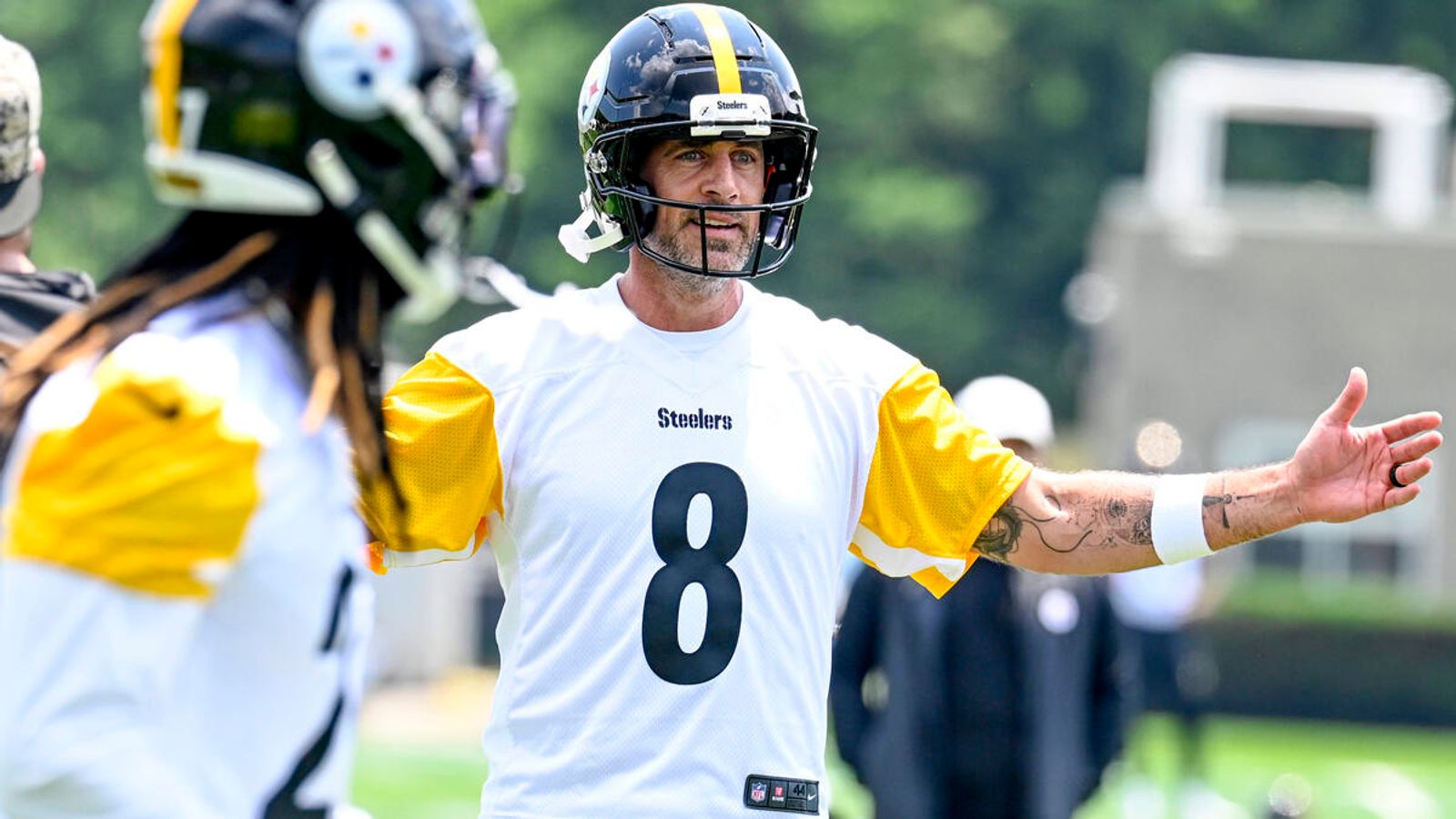 Steelers' Aaron Rodgers Put On Blast By Former Ravens Player For "Self-Serving" Comments (Steelers News). Photo by Archie Carpenter / Imago 