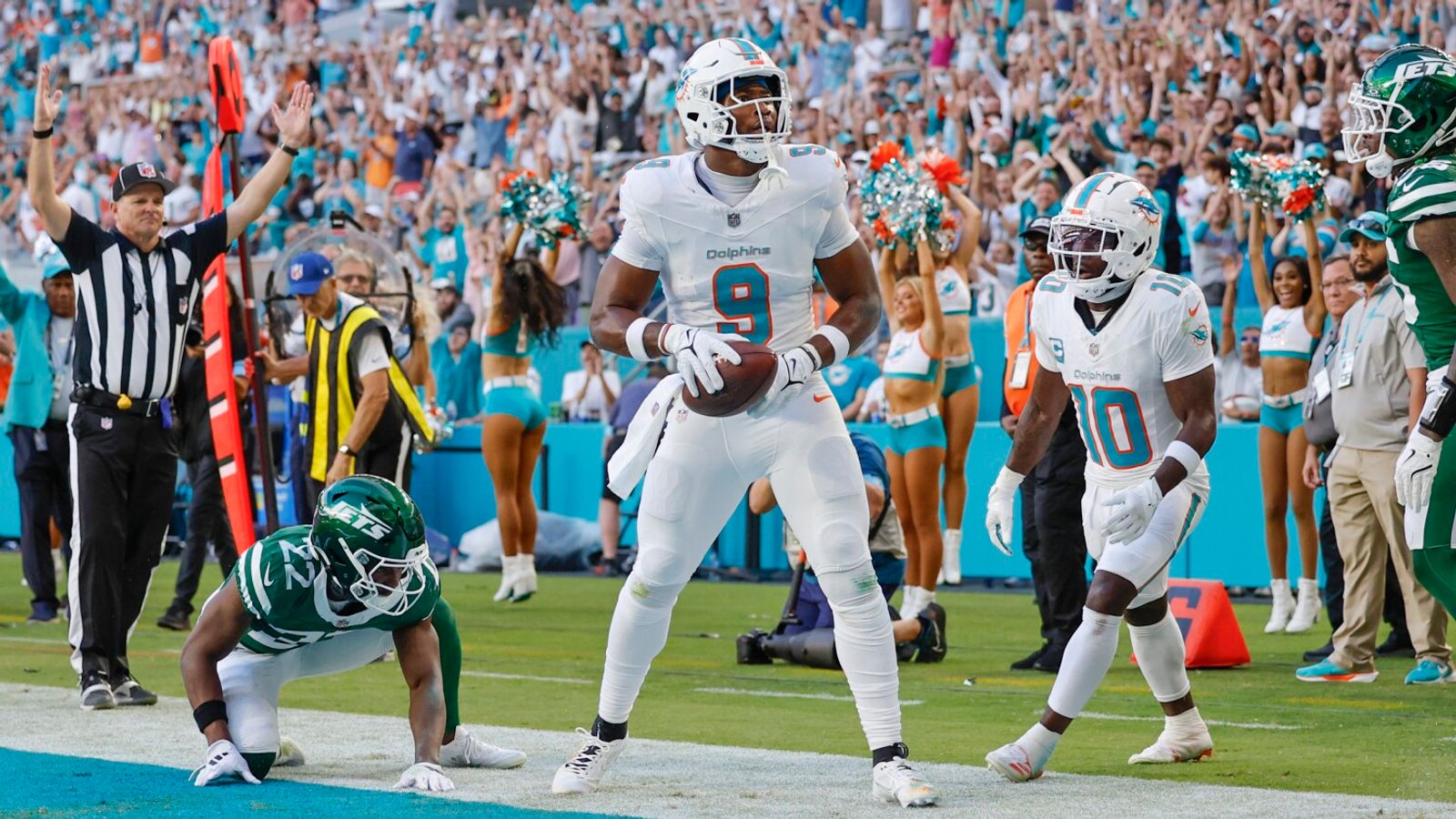 Steelers Get Harsh Reality On Newly Acquired Tight End Jonnu Smith (Steelers News). Photo by Al Diaz / Miami Herald via AP Photo 
