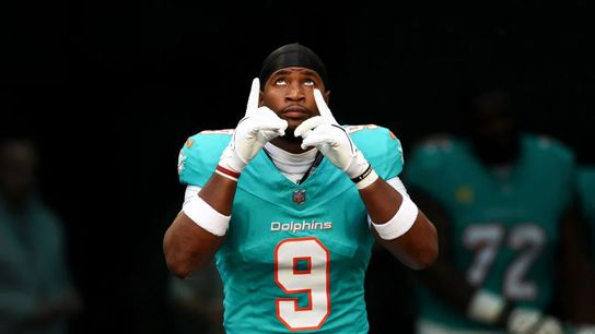 Steelers' Jonnu Smith Reveals Dolphins' Deep Locker Room Issues That Led To Trade With Pittsburgh. Photo by Kevin Sabitus / Getty Images