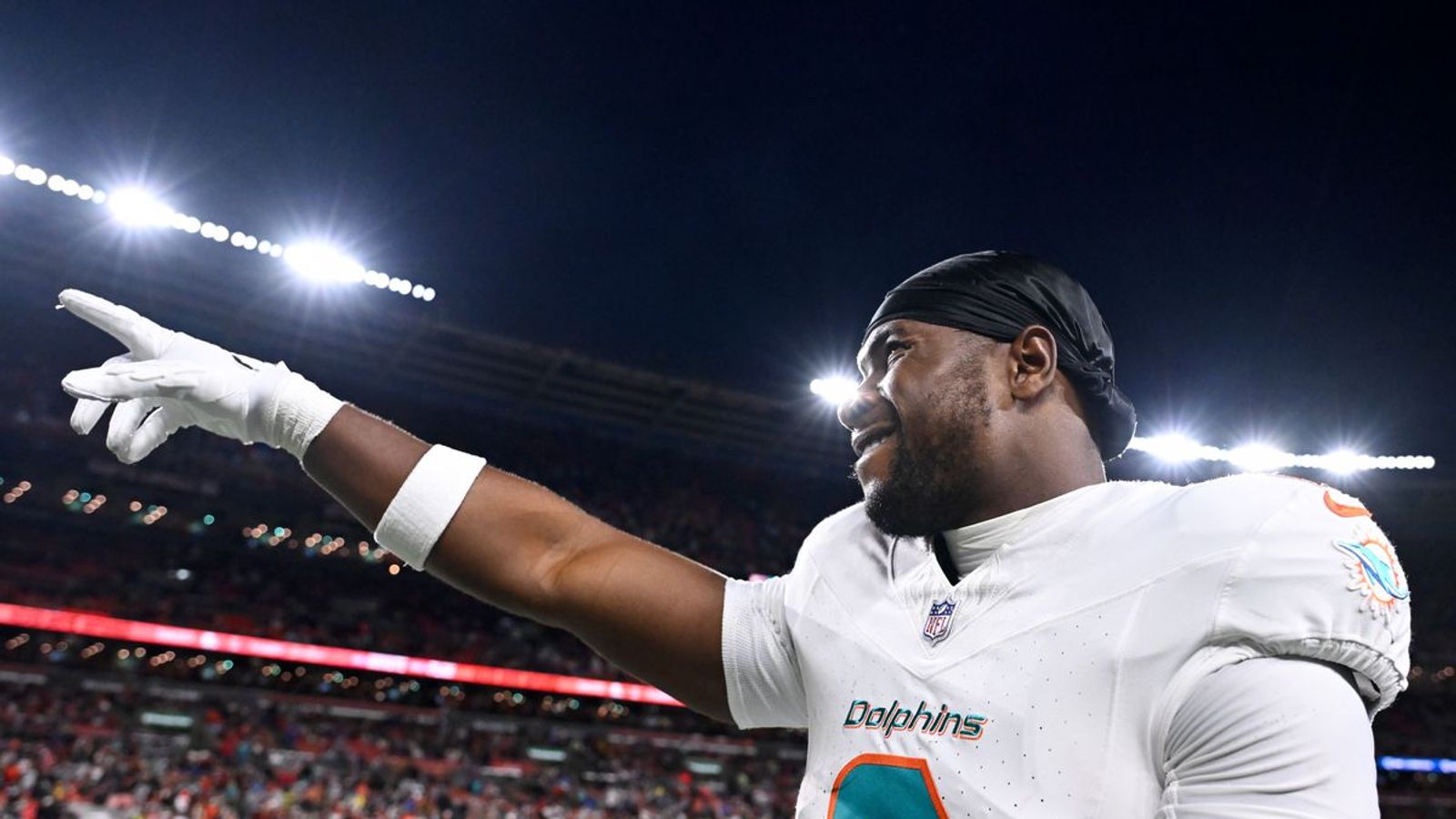 Steelers Insider Immediately Shuts Down Tight End Jonnu Smith Acquisition Rumor (Steelers News). Photo by Dolphins' tight end Jonnu Smith addressing fans during an away game