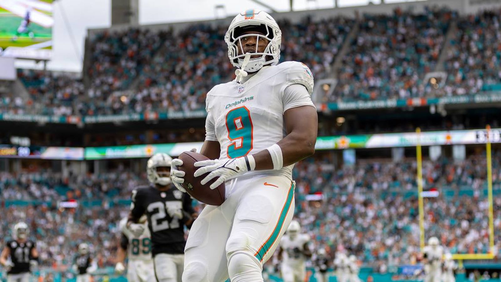 Steelers New Tight End Jonnu Smith Is "A Better Receiver" Than Anyone Left On The Market (Steelers News). Photo by David Santiago / Miami Herald