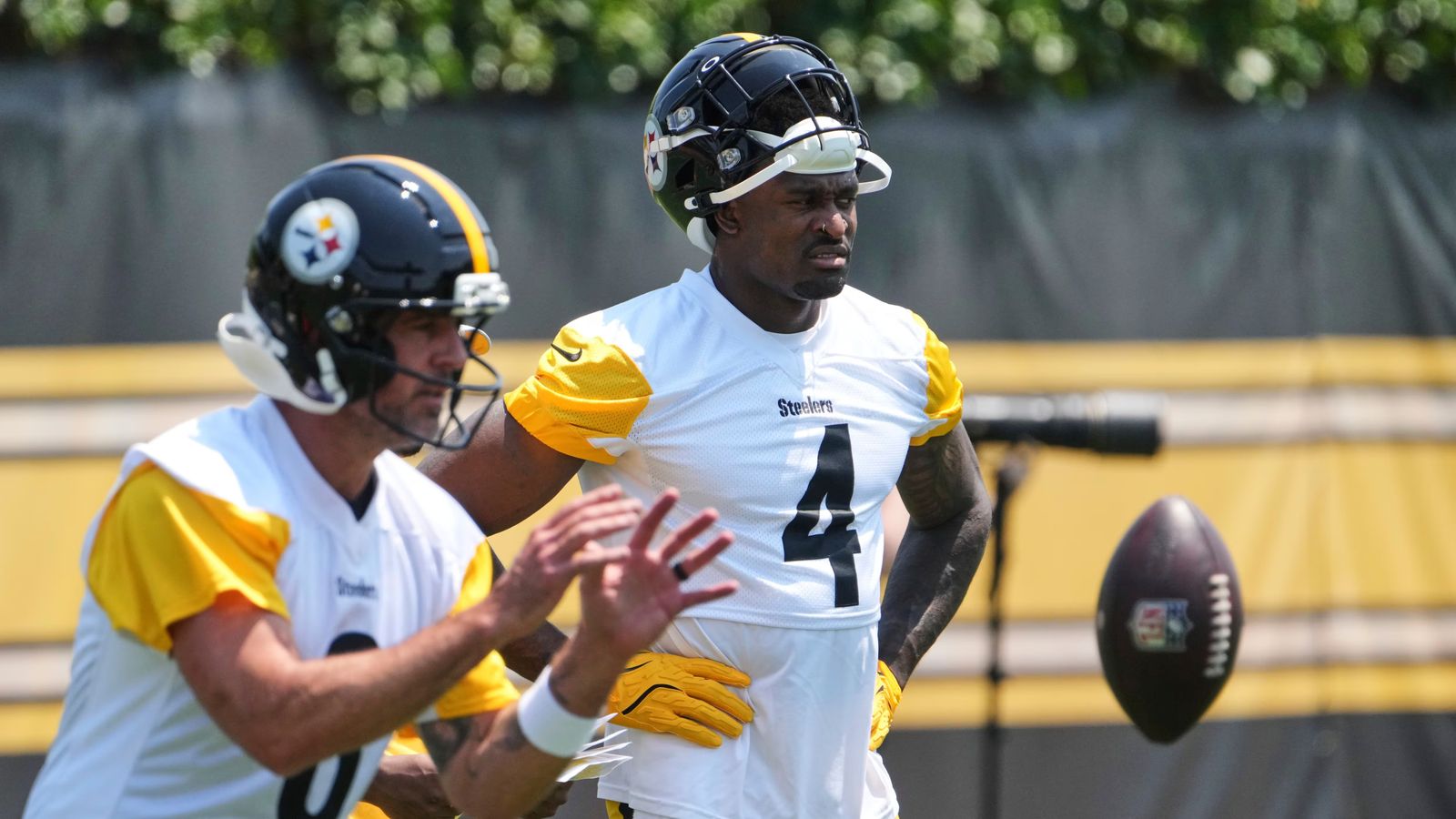 Steelers' Mike Tomlin Shares Excitement Over The TD Pass From Aaron Rodgers To DK Metcalf: "That's What I Envisioned All Summer" (Steelers News). Photo by Gene J. Puskar / AP Photo