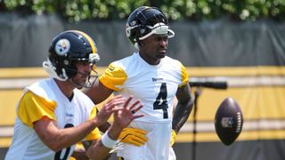 Steelers' Mike Tomlin Shares Excitement Over The TD Pass From Aaron Rodgers To DK Metcalf: "That's What I Envisioned All Summer" (Steelers News). Photo by Gene J. Puskar / AP Photo