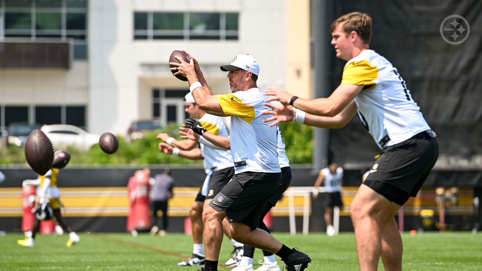 Steelers' Aaron Rodgers Had A Lot Of Humility Joining Pittsburgh's Locker Room: "Just Came In Trying To Be One Of The Dudes" (Steelers News). Photo by Alysa Rubin / Pittsburgh Steelers 